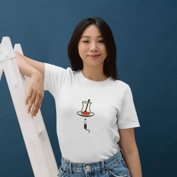 Şarj Olan Çay Eşofmanı – Minimalist Mizahi Tasarım Unisex Beyaz Eşofman