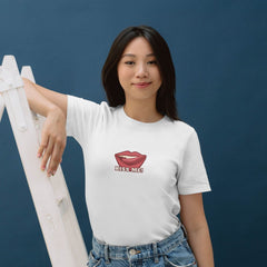 Kiss Me! Dudak Baskılı Unisex Tişört – Flörtöz ve Cesur Stil
