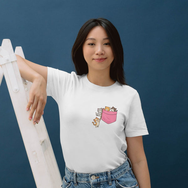 Cepte Sevimli Kediler Tişörtü – Minimal Kawaii Kedi Sever Grafik Tişört