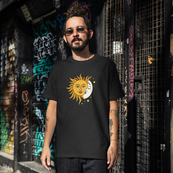 Güneş ve Ay İllüstrasyonlu Unisex Beyaz Tişört – Spiritüel & Bohem Tasarım
