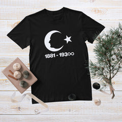 1881–193∞ Atatürk Tişört – Unisex Tasarım, Siyah Beyaz Kırmızı Renk Seçenekleri, Özel Anlamlı T-Shirt