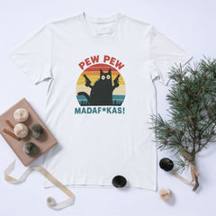 Pew Pew Kedili Komik Bayrak – Retro Tarzda Eğlenceli Unisex Baskılı Bayraklı