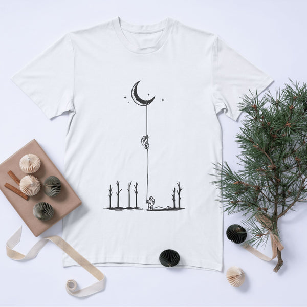 Astronot ve Ay İllüstrasyonlu Minimal Beyaz Tişört – Uzay Temalı Unisex Tasarım