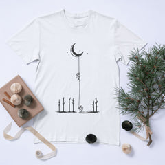 Astronot ve Ay İllüstrasyonlu Minimal Beyaz Tişört – Uzay Temalı Unisex Tasarım