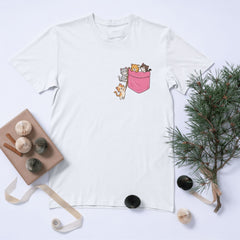 Cepte Sevimli Kediler Tişörtü – Minimal Kawaii Kedi Sever Grafik Tişört