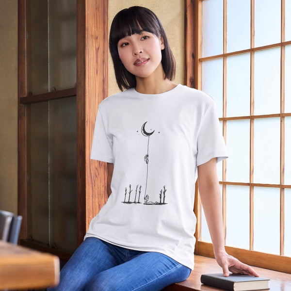 Astronot ve Ay İllüstrasyonlu Minimal Beyaz Tişört – Uzay Temalı Unisex Tasarım