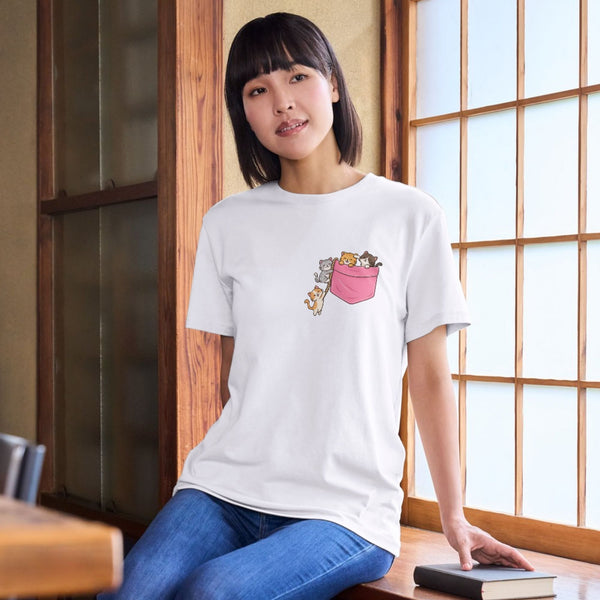 Cepte Sevimli Kediler Tişörtü – Minimal Kawaii Kedi Sever Grafik Tişört