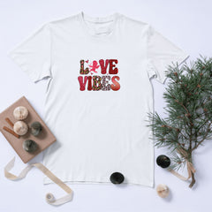 LOVE VIBES Tasarımlı Tişört – Aşk Dolu ve Renkli Tarz
